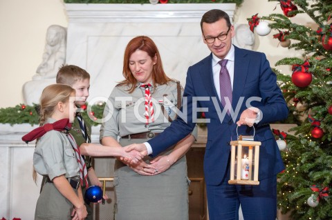  19.12.2018 WARSZAWA<br />BETLEJEMSKIE SWIATLO POKOJU W KANCELARII PREZESA RADY MINISTROW<br />N/Z PREMIER MATEUSZ MORAWIECKI HARCERZE<br /> 