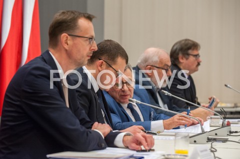  19.12.2018 WARSZAWA<br />POSIEDZENIE KOMISJI WSPOLNEJ RZADU I SAMORZADU TERYTORIALNEGO<br />N/Z SZYMON WROBEL PAWEL SZEFERNAKER EDMUND KACZMAREK ANDRZEJ PORAWSKI<br /> 