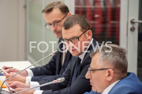  19.12.2018 WARSZAWA<br />POSIEDZENIE KOMISJI WSPOLNEJ RZADU I SAMORZADU TERYTORIALNEGO<br />N/Z SZYMON WROBEL PAWEL SZEFERNAKER EDMUND KACZMAREK<br /> 