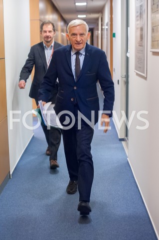  20.12.2018 WARSZAWA<br />BRIEFING PRASOWY JERZEGO BUZKA REFORMA EUROPEJSKIEGO RYNKU PRADU ELEKTRYCZNEGO<br />N/Z JERZY BUZEK<br /> 