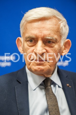  20.12.2018 WARSZAWA<br />BRIEFING PRASOWY JERZEGO BUZKA REFORMA EUROPEJSKIEGO RYNKU PRADU ELEKTRYCZNEGO<br />N/Z JERZY BUZEK<br /> 