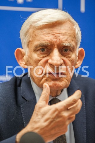  20.12.2018 WARSZAWA<br />BRIEFING PRASOWY JERZEGO BUZKA REFORMA EUROPEJSKIEGO RYNKU PRADU ELEKTRYCZNEGO<br />N/Z JERZY BUZEK<br /> 