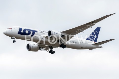 Samolot Boeing 787 Dreamliner lądujący na lotnisku Rzeszów-Jasionka