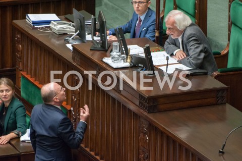  28.12.2018 WARSZAWA SEJM<br />POSIEDZENIE SEJMU<br />DEBATA I GLOSOWANIE NAD USTAWA ZAPOBIEGAJACA WZROSTOWI CEN PRADU W 2019 ROKU<br />N/Z RYSZARD TERLECKI JERZY MEYSZTOWICZ<br /> 