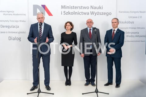  03.01.2019 WARSZAWA<br />BRIEFING W MINISTERSTWIE NAUKI I SZKOLNICTWA WYZSZEGO NA TEMAT DOFINANSOWANIA DZIESIECIU OSRODKOW AKADEMICKICH LACZNA KWOTA 295 MILIONOW ZLOTYCH W RAMACH KONKURSU ZINTEGROWANE PROGRAMY UCZELNI <br />N/Z JAROSLAW GOWIN IZABELA ZMUDKA JAN SZMIDT TOMASZ CIESLAK<br /> 