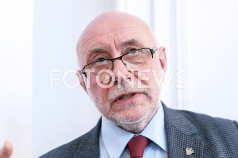  03.01.2019 WARSZAWA<br />BRIEFING W MINISTERSTWIE NAUKI I SZKOLNICTWA WYZSZEGO NA TEMAT DOFINANSOWANIA DZIESIECIU OSRODKOW AKADEMICKICH LACZNA KWOTA 295 MILIONOW ZLOTYCH W RAMACH KONKURSU ZINTEGROWANE PROGRAMY UCZELNI <br />N/Z JAN SZMIDT<br /> 