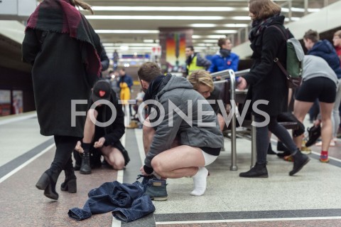  13.01.2019 WARSZAWA<br />
MIEDZYNARODOWY DZIEN JAZDY METREM BEZ SPODNI<br />
N/Z UCZESTNICY WYDARZENIA<br />
 