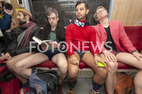  13.01.2019 WARSZAWA<br />
MIEDZYNARODOWY DZIEN JAZDY METREM BEZ SPODNI<br />
N/Z UCZESTNICY WYDARZENIA<br />
 