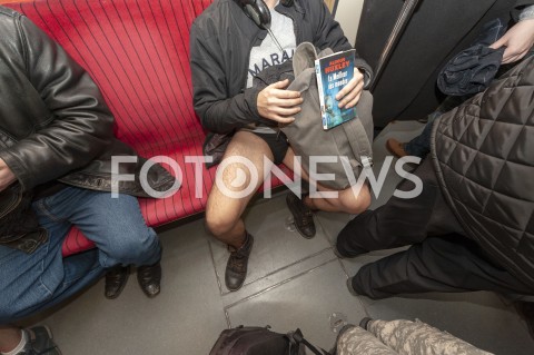  13.01.2019 WARSZAWA<br />
MIEDZYNARODOWY DZIEN JAZDY METREM BEZ SPODNI<br />
N/Z UCZESTNICY WYDARZENIA<br />
 