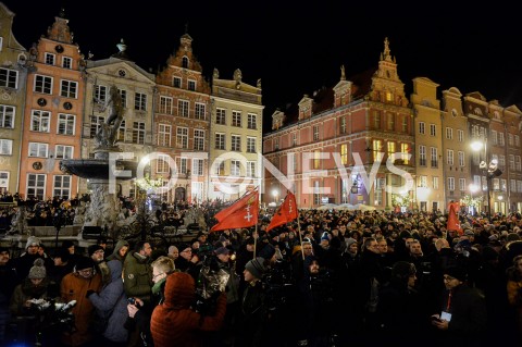  14.01.2019 GDANSK<br />POZEGNANIE PREZYDENTA GDANSKA PAWLA ADAMOWICZA PRZEZ GDANSZCZAN<br />N/Z SOLIDARNI MIESZKANCY GDANSKA ZEGNAJA PREZYDENTA PAWLA ADAMOWICZA NA ULICY DLUGIEJ<br /> 