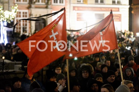  14.01.2019 GDANSK<br />POZEGNANIE PREZYDENTA GDANSKA PAWLA ADAMOWICZA PRZEZ GDANSZCZAN<br />N/Z SOLIDARNI MIESZKANCY GDANSKA ZEGNAJA PREZYDENTA PAWLA ADAMOWICZA NA ULICY DLUGIEJ<br /> 
