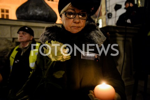  14.01.2019 GDANSK<br />POZEGNANIE PREZYDENTA GDANSKA PAWLA ADAMOWICZA PRZEZ GDANSZCZAN<br />N/Z KOBIETA Z ROZA I ZNICZEM ZEGNA PAWLA ADAMOWICZA<br /> 