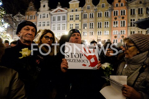  14.01.2019 GDANSK<br />POZEGNANIE PREZYDENTA GDANSKA PAWLA ADAMOWICZA PRZEZ GDANSZCZAN<br />N/Z MEZCZYZNA Z TRANSPARENTEM STOP PRZEMOCY<br /> 