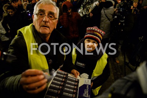  14.01.2019 GDANSK<br />POZEGNANIE PREZYDENTA GDANSKA PAWLA ADAMOWICZA PRZEZ GDANSZCZAN<br />N/Z SOLIDARNI MIESZKANCY GDANSKA ZEGNAJA PREZYDENTA PAWLA ADAMOWICZA NA ULICY DLUGIEJ<br /> 