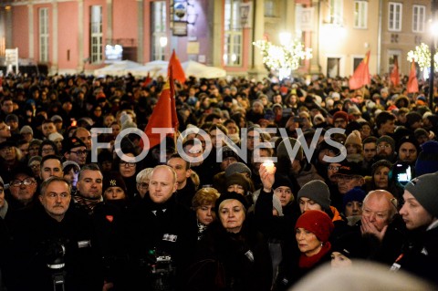 14.01.2019 GDANSK<br />POZEGNANIE PREZYDENTA GDANSKA PAWLA ADAMOWICZA PRZEZ GDANSZCZAN<br />N/Z SOLIDARNI MIESZKANCY GDANSKA ZEGNAJA PREZYDENTA PAWLA ADAMOWICZA NA ULICY DLUGIEJ<br /> 