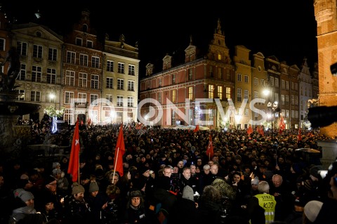  14.01.2019 GDANSK<br />POZEGNANIE PREZYDENTA GDANSKA PAWLA ADAMOWICZA PRZEZ GDANSZCZAN<br />N/Z SOLIDARNI MIESZKANCY GDANSKA ZEGNAJA PREZYDENTA PAWLA ADAMOWICZA NA ULICY DLUGIEJ<br /> 
