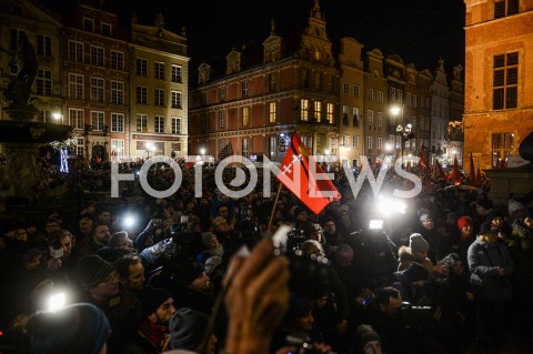  14.01.2019 GDANSK<br />POZEGNANIE PREZYDENTA GDANSKA PAWLA ADAMOWICZA PRZEZ GDANSZCZAN<br />N/Z SOLIDARNI MIESZKANCY GDANSKA ZEGNAJA PREZYDENTA PAWLA ADAMOWICZA NA ULICY DLUGIEJ<br /> 