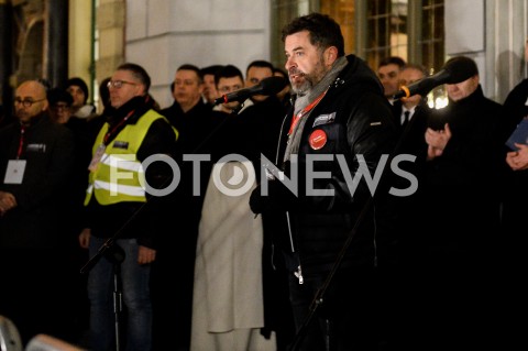  14.01.2019 GDANSK<br />POZEGNANIE PREZYDENTA GDANSKA PAWLA ADAMOWICZA PRZEZ GDANSZCZAN<br />N/Z SOLIDARNI MIESZKANCY GDANSKA ZEGNAJA PREZYDENTA PAWLA ADAMOWICZA NA ULICY DLUGIEJ<br /> 