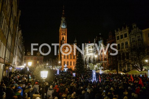  14.01.2019 GDANSK<br />POZEGNANIE PREZYDENTA GDANSKA PAWLA ADAMOWICZA PRZEZ GDANSZCZAN<br />N/Z SOLIDARNI MIESZKANCY GDANSKA ZEGNAJA PREZYDENTA PAWLA ADAMOWICZA NA ULICY DLUGIEJ<br /> 