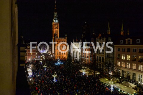  14.01.2019 GDANSK<br />POZEGNANIE PREZYDENTA GDANSKA PAWLA ADAMOWICZA PRZEZ GDANSZCZAN<br />N/Z SOLIDARNI MIESZKANCY GDANSKA ZEGNAJA PREZYDENTA PAWLA ADAMOWICZA NA ULICY DLUGIEJ<br /> 