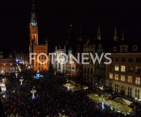  14.01.2019 GDANSK<br />POZEGNANIE PREZYDENTA GDANSKA PAWLA ADAMOWICZA PRZEZ GDANSZCZAN<br />N/Z SOLIDARNI MIESZKANCY GDANSKA ZEGNAJA PREZYDENTA PAWLA ADAMOWICZA NA ULICY DLUGIEJ<br /> 