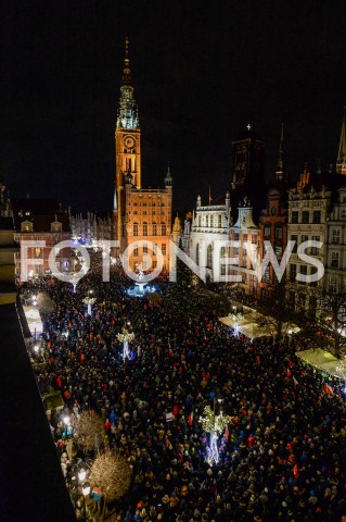  14.01.2019 GDANSK<br />POZEGNANIE PREZYDENTA GDANSKA PAWLA ADAMOWICZA PRZEZ GDANSZCZAN<br />N/Z SOLIDARNI MIESZKANCY GDANSKA ZEGNAJA PREZYDENTA PAWLA ADAMOWICZA NA ULICY DLUGIEJ<br /> 