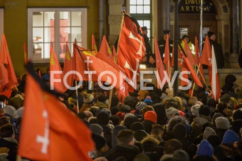  14.01.2019 GDANSK<br />POZEGNANIE PREZYDENTA GDANSKA PAWLA ADAMOWICZA PRZEZ GDANSZCZAN<br />N/Z FLAGI GDANSKA SOLIDARNI MIESZKANCY GDANSKA ZEGNAJA PREZYDENTA PAWLA ADAMOWICZA NA ULICY DLUGIEJ<br /> 