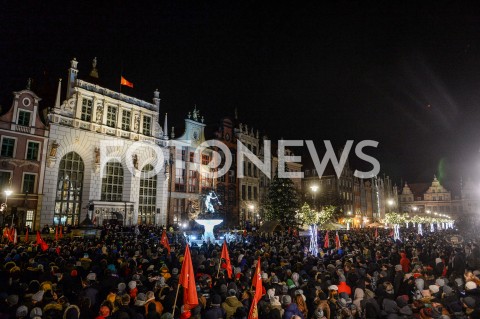  14.01.2019 GDANSK<br />POZEGNANIE PREZYDENTA GDANSKA PAWLA ADAMOWICZA PRZEZ GDANSZCZAN<br />N/Z SOLIDARNI MIESZKANCY GDANSKA ZEGNAJA PREZYDENTA PAWLA ADAMOWICZA NA ULICY DLUGIEJ<br /> 