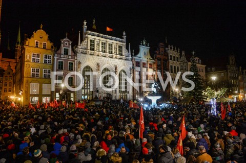  14.01.2019 GDANSK<br />POZEGNANIE PREZYDENTA GDANSKA PAWLA ADAMOWICZA PRZEZ GDANSZCZAN<br />N/Z SOLIDARNI MIESZKANCY GDANSKA ZEGNAJA PREZYDENTA PAWLA ADAMOWICZA NA ULICY DLUGIEJ<br /> 