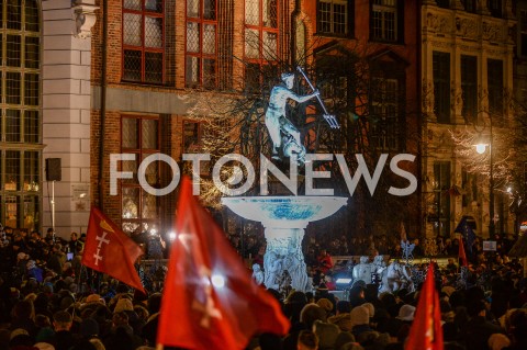 14.01.2019 GDANSK<br />POZEGNANIE PREZYDENTA GDANSKA PAWLA ADAMOWICZA PRZEZ GDANSZCZAN<br />N/Z SOLIDARNI MIESZKANCY GDANSKA ZEGNAJA PREZYDENTA PAWLA ADAMOWICZA NA ULICY DLUGIEJ<br /> 