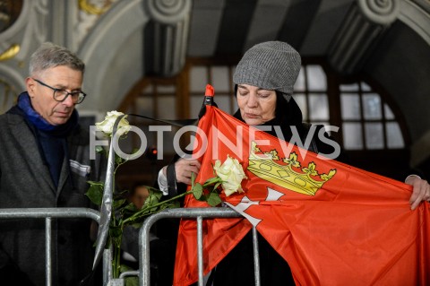  14.01.2019 GDANSK<br />POZEGNANIE PREZYDENTA GDANSKA PAWLA ADAMOWICZA PRZEZ GDANSZCZAN<br />N/Z SOLIDARNI MIESZKANCY GDANSKA ZEGNAJA PREZYDENTA PAWLA ADAMOWICZA NA ULICY DLUGIEJ<br /> 