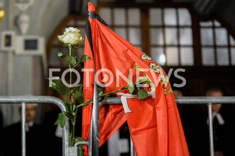  14.01.2019 GDANSK<br />POZEGNANIE PREZYDENTA GDANSKA PAWLA ADAMOWICZA PRZEZ GDANSZCZAN<br />N/Z SOLIDARNI MIESZKANCY GDANSKA ZEGNAJA PREZYDENTA PAWLA ADAMOWICZA NA ULICY DLUGIEJ<br /> 