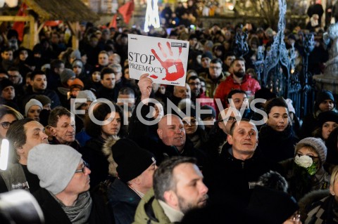  14.01.2019 GDANSK<br />POZEGNANIE PREZYDENTA GDANSKA PAWLA ADAMOWICZA PRZEZ GDANSZCZAN<br />N/Z MEZCZYZNA Z TRANSPARENTEM STOP PRZEMOCY<br /> 