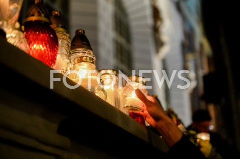  14.01.2019 GDANSK<br />POZEGNANIE PREZYDENTA GDANSKA PAWLA ADAMOWICZA PRZEZ GDANSZCZAN<br />N/Z MIESZKANCY SKLADAJACY ZNICZE POD DWOREM ARTUSA<br /> 