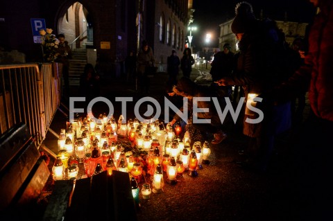  14.01.2019 GDANSK<br />POZEGNANIE PREZYDENTA GDANSKA PAWLA ADAMOWICZA PRZEZ GDANSZCZAN<br />N/Z MIESZKANCY GDANSKA SKLADAJA ZNICZE POD SCENA NA KTOREJ ZGINAL PREZYDENT PAWEL ADAMOWICZ<br /> 