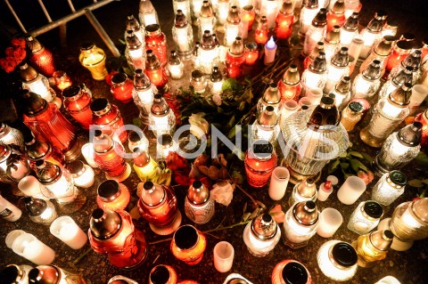  14.01.2019 GDANSK<br />POZEGNANIE PREZYDENTA GDANSKA PAWLA ADAMOWICZA PRZEZ GDANSZCZAN<br />N/Z MIESZKANCY GDANSKA SKLADAJA ZNICZE POD SCENA NA KTOREJ ZGINAL PREZYDENT PAWEL ADAMOWICZ<br /> 