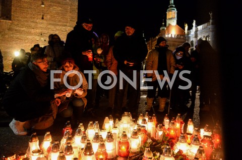 14.01.2019 GDANSK<br />POZEGNANIE PREZYDENTA GDANSKA PAWLA ADAMOWICZA PRZEZ GDANSZCZAN<br />N/Z MIESZKANCY GDANSKA SKLADAJA ZNICZE POD SCENA NA KTOREJ ZGINAL PREZYDENT PAWEL ADAMOWICZ<br /> 