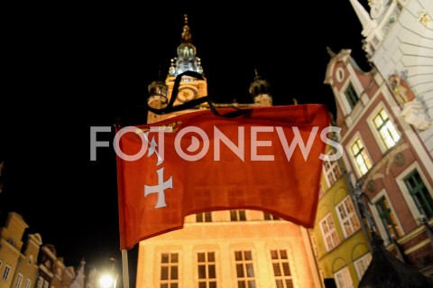  14.01.2019 GDANSK<br />POZEGNANIE PREZYDENTA GDANSKA PAWLA ADAMOWICZA PRZEZ GDANSZCZAN<br />N/Z FLAGA GDANSKA Z CZARNA WSTAZKA NA TLE RATUSZA STAREGO MIASTA W GDANSKU<br /> 