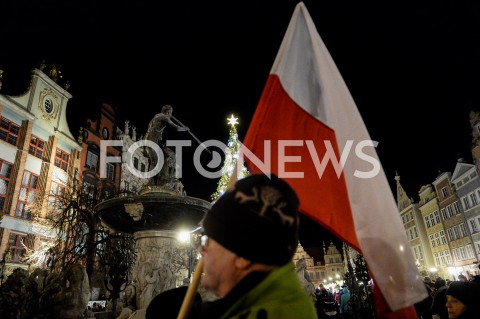  14.01.2019 GDANSK<br />POZEGNANIE PREZYDENTA GDANSKA PAWLA ADAMOWICZA PRZEZ GDANSZCZAN<br />N/Z SOLIDARNI MIESZKANCY GDANSKA ZEGNAJA PREZYDENTA PAWLA ADAMOWICZA NA ULICY DLUGIEJ<br /> 