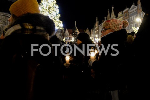  14.01.2019 GDANSK<br />POZEGNANIE PREZYDENTA GDANSKA PAWLA ADAMOWICZA PRZEZ GDANSZCZAN<br />N/Z SOLIDARNI MIESZKANCY GDANSKA ZEGNAJA PREZYDENTA PAWLA ADAMOWICZA NA ULICY DLUGIEJ<br /> 