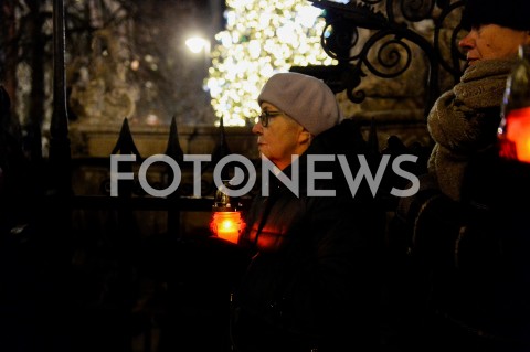  14.01.2019 GDANSK<br />POZEGNANIE PREZYDENTA GDANSKA PAWLA ADAMOWICZA PRZEZ GDANSZCZAN<br />N/Z SOLIDARNI MIESZKANCY GDANSKA ZEGNAJA PREZYDENTA PAWLA ADAMOWICZA NA ULICY DLUGIEJ<br /> 