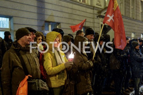  15.01.2019 GDANSK<br />GDANSZCZANIE ZEGNAJA PREZYDENTA PAWLA ADAMOWICZA POD URZEDEM MIASTA W GDANSKU<br />N/Z MIESZKANCY GDANSKA<br /> 
