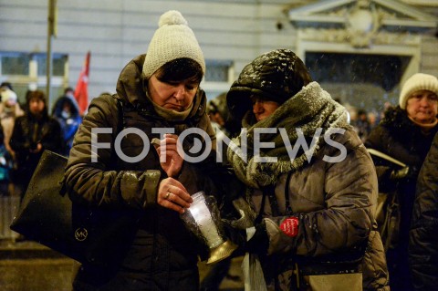  15.01.2019 GDANSK<br />GDANSZCZANIE ZEGNAJA PREZYDENTA PAWLA ADAMOWICZA POD URZEDEM MIASTA W GDANSKU<br />N/Z MIESZKANCY GDANSKA PALA ZNICZE POD URZEDEM MIASTA W GDANSKU<br /> 