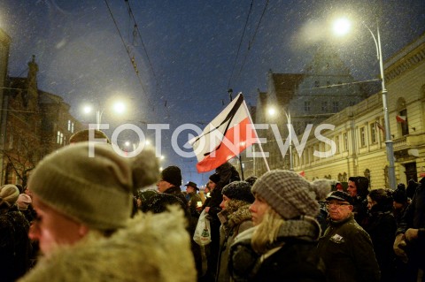  15.01.2019 GDANSK<br />GDANSZCZANIE ZEGNAJA PREZYDENTA PAWLA ADAMOWICZA POD URZEDEM MIASTA W GDANSKU<br />N/Z FLAGA POLSKI Z CZARNA WSTEGA<br /> 