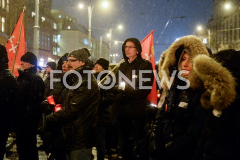  15.01.2019 GDANSK<br />GDANSZCZANIE ZEGNAJA PREZYDENTA PAWLA ADAMOWICZA POD URZEDEM MIASTA W GDANSKU<br />N/Z MIESZKANCY GDANSKA Z FLAGAMI ORAZ ZNICZAMI<br /> 