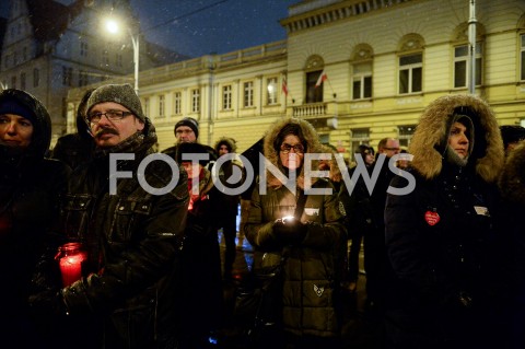  15.01.2019 GDANSK<br />GDANSZCZANIE ZEGNAJA PREZYDENTA PAWLA ADAMOWICZA POD URZEDEM MIASTA W GDANSKU<br />N/Z MIESZKANCY GDANSKA ZE ZNICZAMI<br /> 