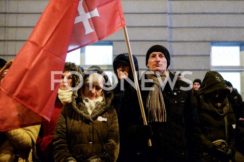  15.01.2019 GDANSK<br />GDANSZCZANIE ZEGNAJA PREZYDENTA PAWLA ADAMOWICZA POD URZEDEM MIASTA W GDANSKU<br />N/Z MIESZKANCY GDANSKA Z WIELKIM BOLEM ZEGNAJA PAWLA ADAMOWICZA<br /> 