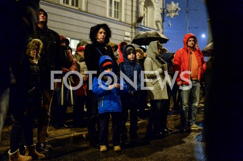  15.01.2019 GDANSK<br />GDANSZCZANIE ZEGNAJA PREZYDENTA PAWLA ADAMOWICZA POD URZEDEM MIASTA W GDANSKU<br />N/Z MIESZKANCY GDANSKA Z WIELKIM BOLEM ZEGNAJA PAWLA ADAMOWICZA<br /> 