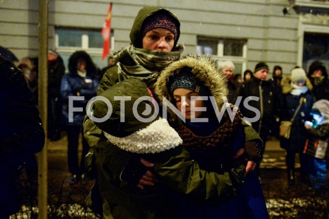  15.01.2019 GDANSK<br />GDANSZCZANIE ZEGNAJA PREZYDENTA PAWLA ADAMOWICZA POD URZEDEM MIASTA W GDANSKU<br />N/Z MIESZKANCY GDANSKA Z WIELKIM BOLEM ZEGNAJA PAWLA ADAMOWICZA<br /> 