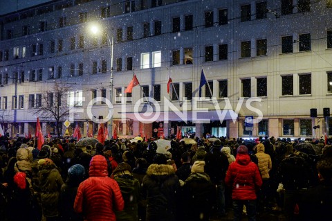  15.01.2019 GDANSK<br />GDANSZCZANIE ZEGNAJA PREZYDENTA PAWLA ADAMOWICZA POD URZEDEM MIASTA W GDANSKU<br />N/Z MIESZKANCY ZEBRANI PRZED BUDYNKIEM URZEDU MIASTA<br /> 